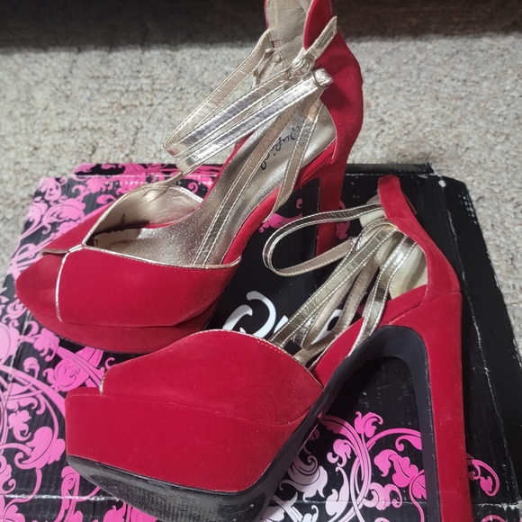 Red Velvet Platform High Heels - Picture 2 of 4